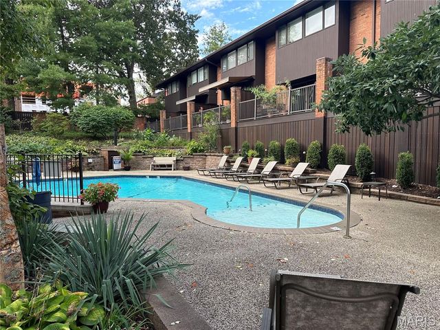 303 N Meramec Avenue 202, Clayton, MO 63105