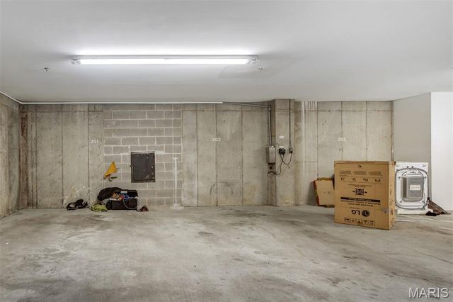 303 N Meramec Avenue 202, Clayton, MO 63105