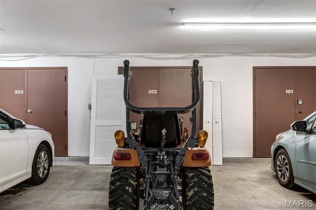 303 N Meramec Avenue 202, Clayton, MO 63105