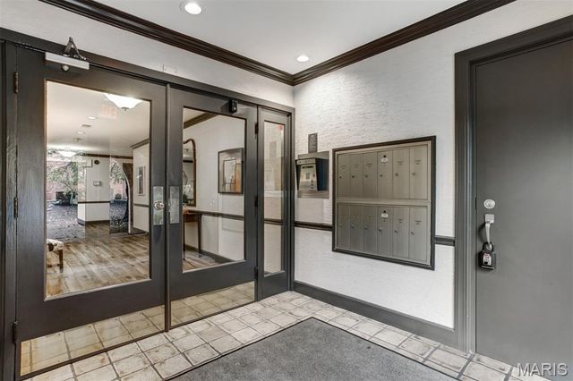 303 N Meramec Avenue 202, Clayton, MO 63105