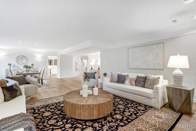 303 N Meramec Avenue 202, Clayton, MO 63105