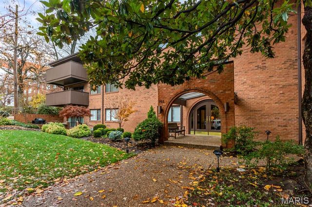 303 N Meramec Avenue 202, Clayton, MO 63105