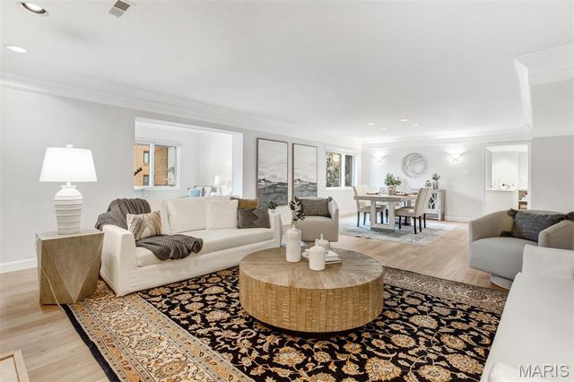 303 N Meramec Avenue 202, Clayton, MO 63105