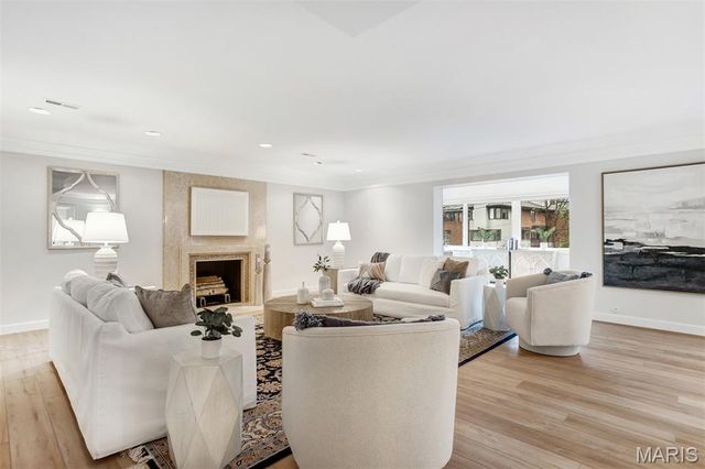 303 N Meramec Avenue 202, Clayton, MO 63105