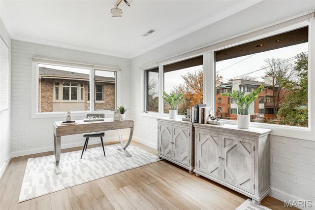 303 N Meramec Avenue 202, Clayton, MO 63105