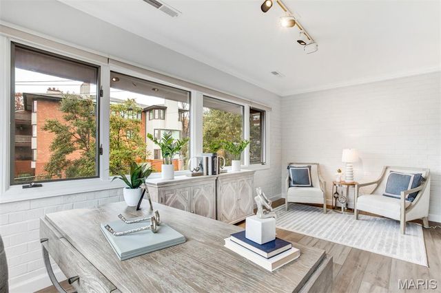 303 N Meramec Avenue 202, Clayton, MO 63105