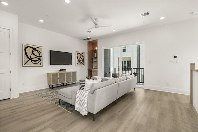 611 Skyland Terrace Way, Houston, TX 77009