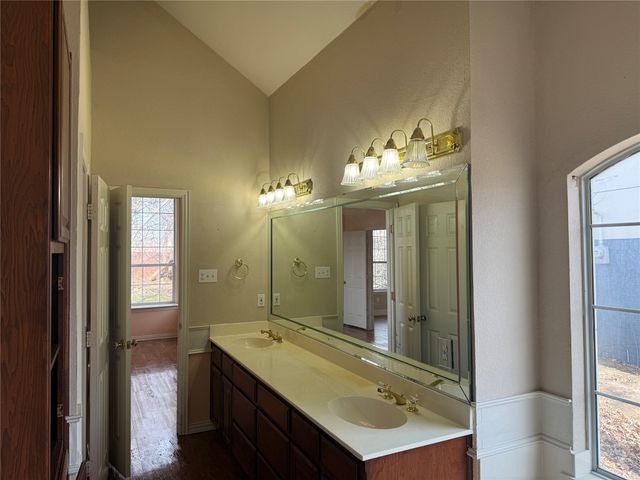 600 W Nash Street, Grapevine, TX 76051