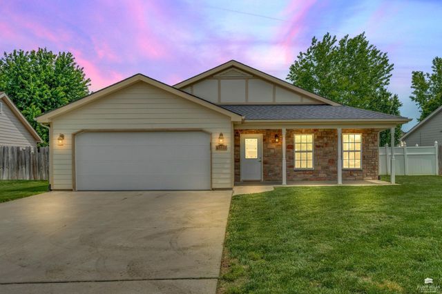 2520 Buttonwood Drive, Manhattan, KS 66502