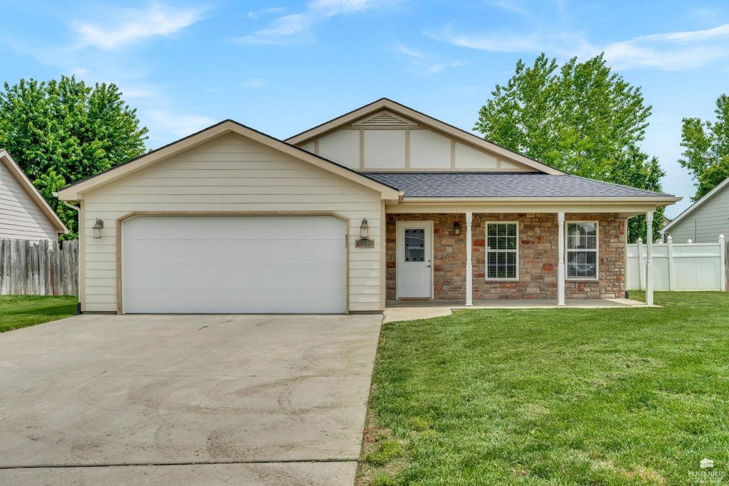 2520 Buttonwood Drive, Manhattan, KS 66502