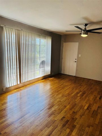 2121 Fountain View Drive 92E, Houston, TX 77057