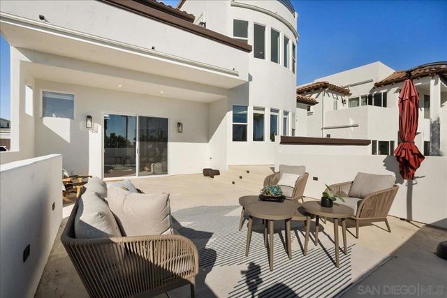 819 Van Nuys St, San Diego, CA 92109