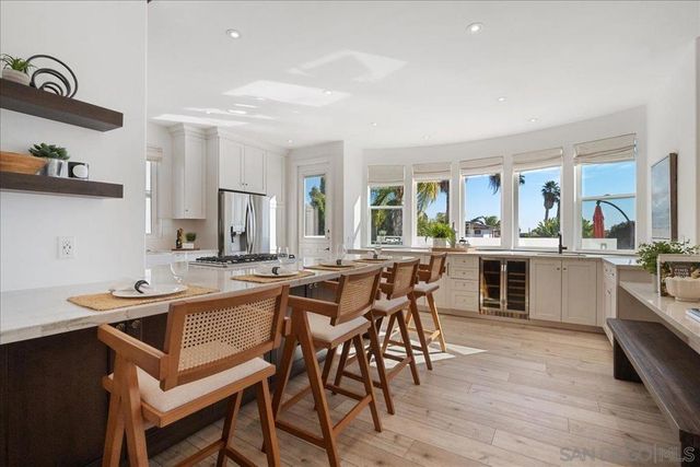 819 Van Nuys St, San Diego, CA 92109