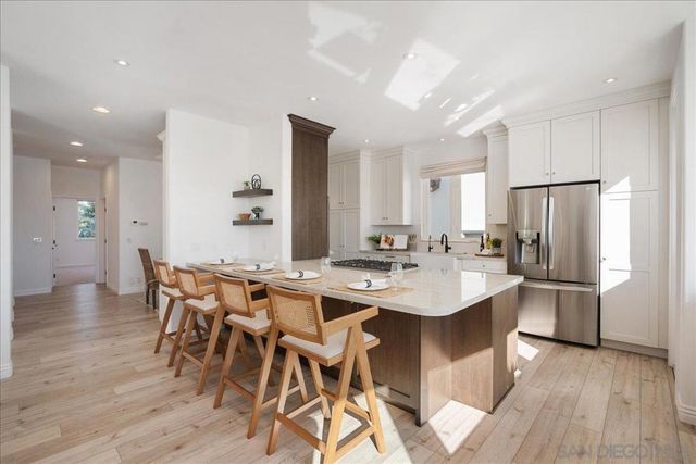 819 Van Nuys St, San Diego, CA 92109