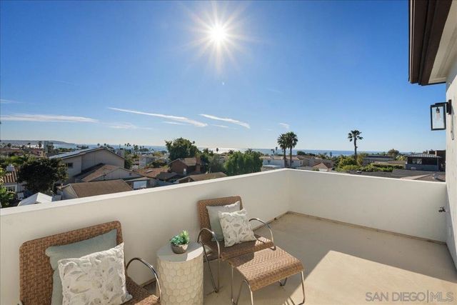 819 Van Nuys St, San Diego, CA 92109