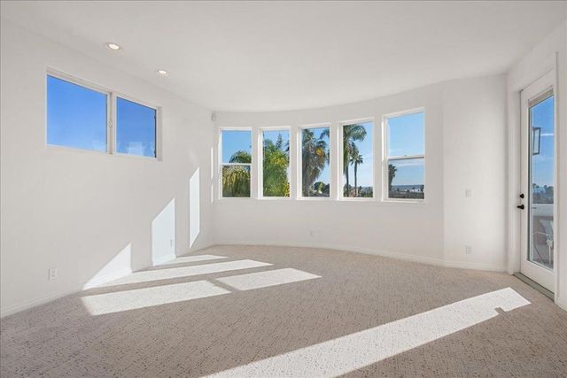 819 Van Nuys St, San Diego, CA 92109