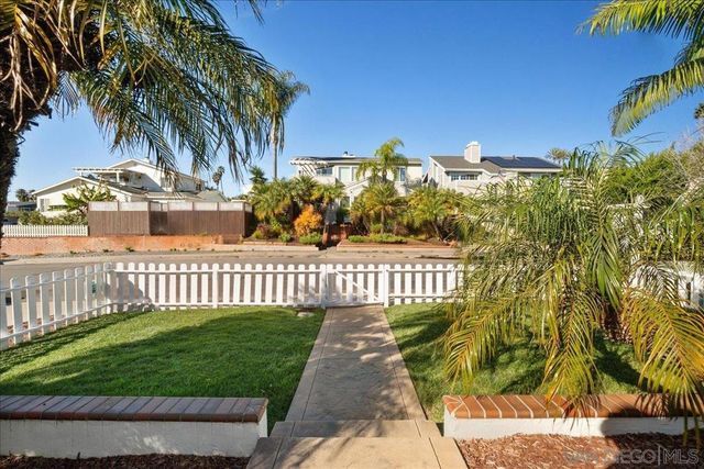 819 Van Nuys St, San Diego, CA 92109