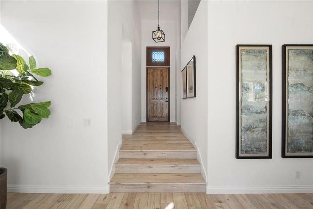 819 Van Nuys St, San Diego, CA 92109