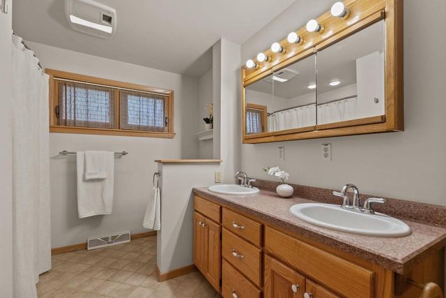 1611 N NICHOLAS STREET, Appleton, WI 54914