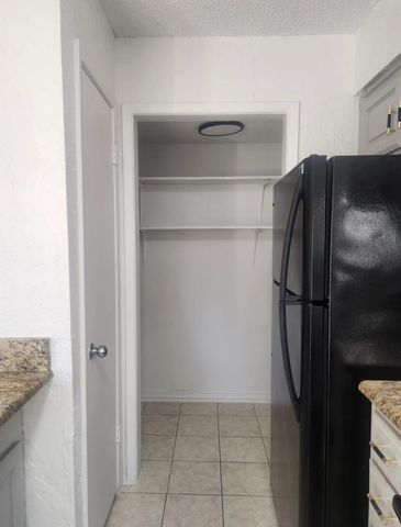 6828 Brentwood Stair Road, Fort Worth, TX 76112