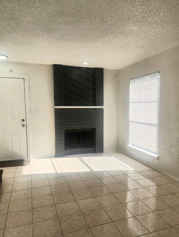 6828 Brentwood Stair Road, Fort Worth, TX 76112