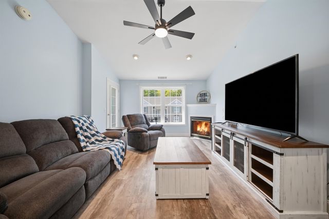 6 Crestview Cir Unit 138, Londonderry, NH 03053