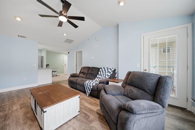 6 Crestview Cir Unit 138, Londonderry, NH 03053