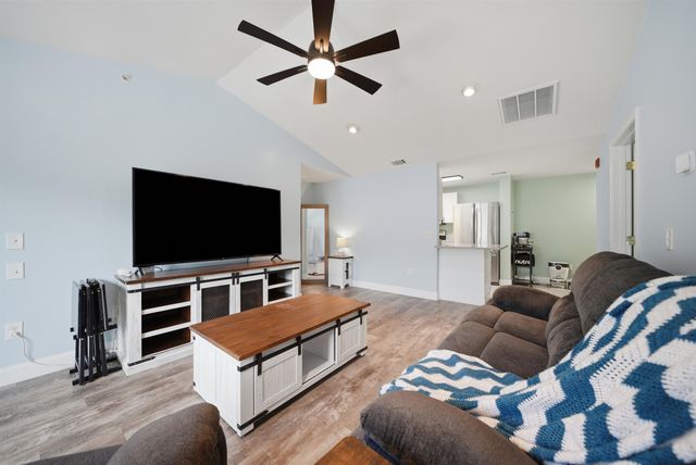 6 Crestview Cir Unit 138, Londonderry, NH 03053