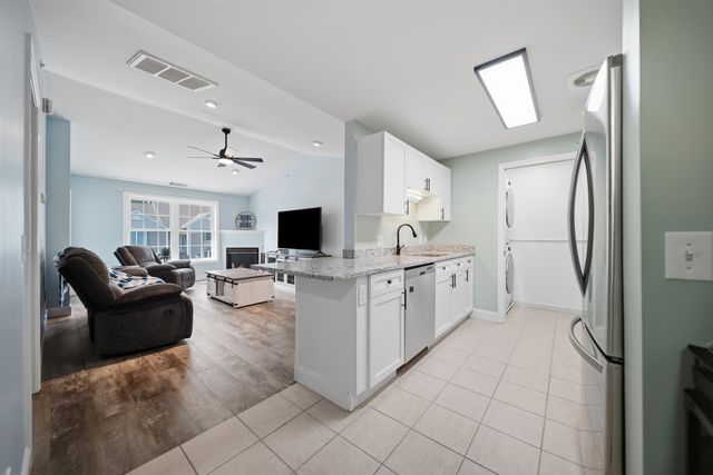 6 Crestview Cir Unit 138, Londonderry, NH 03053