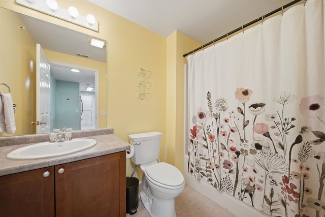 6 Crestview Cir Unit 138, Londonderry, NH 03053