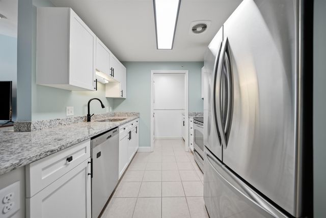 6 Crestview Cir Unit 138, Londonderry, NH 03053