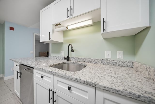 6 Crestview Cir Unit 138, Londonderry, NH 03053
