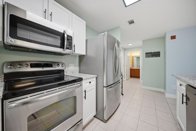 6 Crestview Cir Unit 138, Londonderry, NH 03053