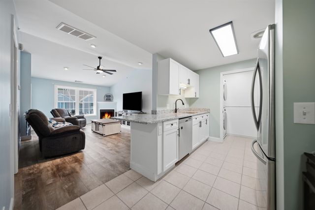 6 Crestview Cir Unit 138, Londonderry, NH 03053