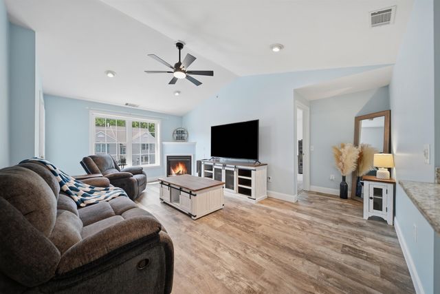 6 Crestview Cir Unit 138, Londonderry, NH 03053