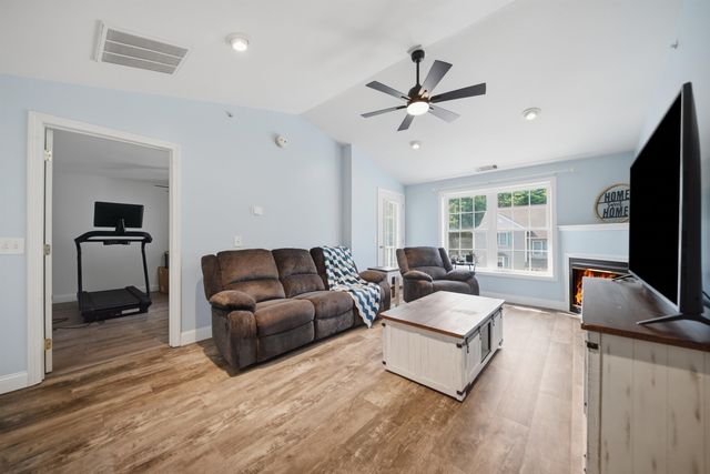 6 Crestview Cir Unit 138, Londonderry, NH 03053