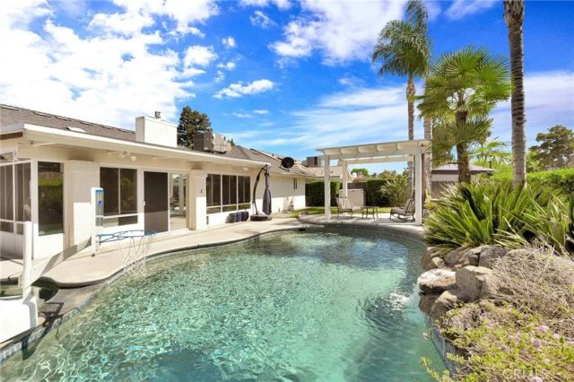 7495 N Flora Avenue, Fresno, CA 93720