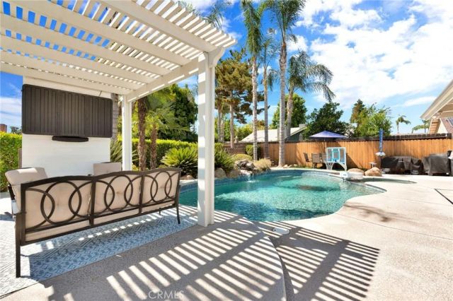 7495 N Flora Avenue, Fresno, CA 93720
