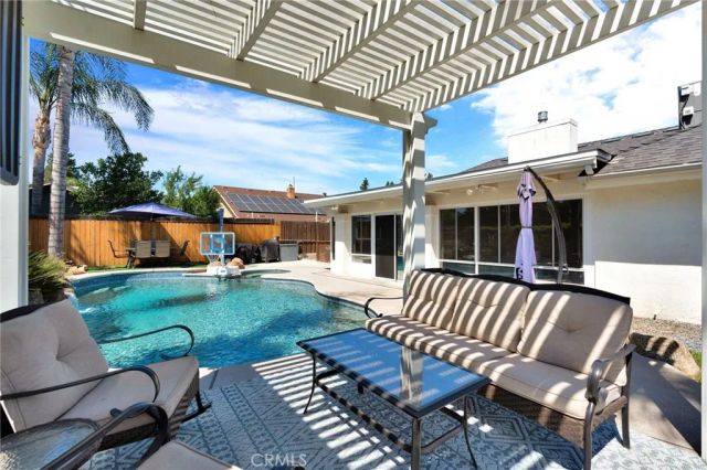 7495 N Flora Avenue, Fresno, CA 93720
