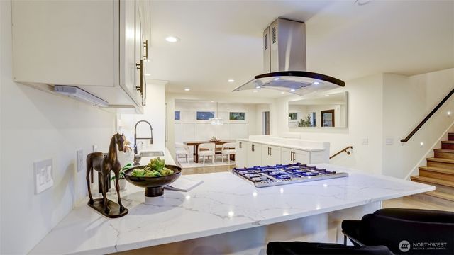 4527 W Raye Street, Seattle, WA 98199