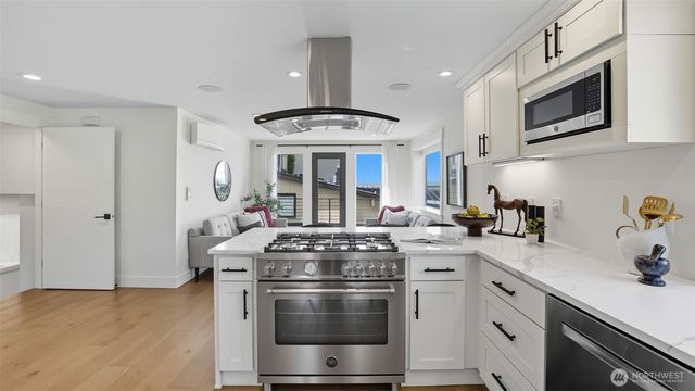 4527 W Raye Street, Seattle, WA 98199