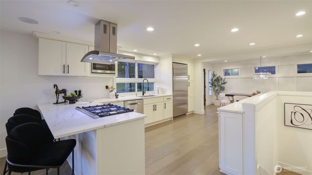 4527 W Raye Street, Seattle, WA 98199