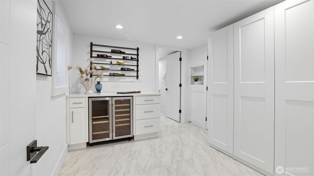 4527 W Raye Street, Seattle, WA 98199