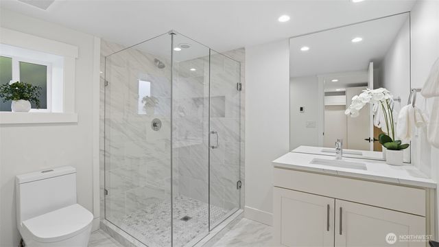 4527 W Raye Street, Seattle, WA 98199