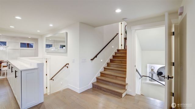 4527 W Raye Street, Seattle, WA 98199