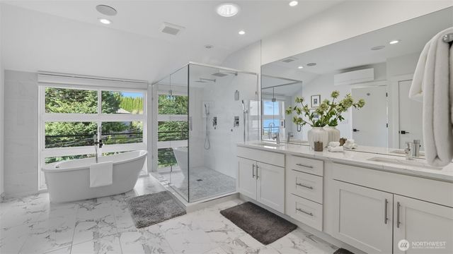 4527 W Raye Street, Seattle, WA 98199