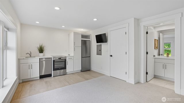 4527 W Raye Street, Seattle, WA 98199