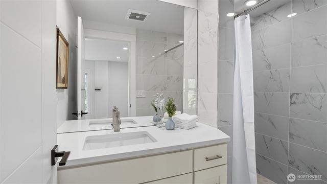 4527 W Raye Street, Seattle, WA 98199