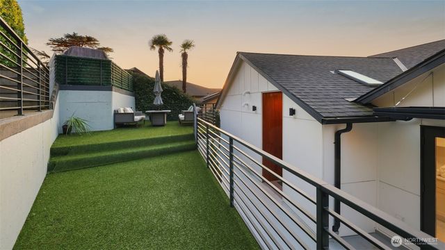 4527 W Raye Street, Seattle, WA 98199