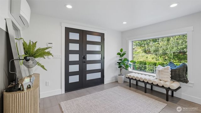 4527 W Raye Street, Seattle, WA 98199